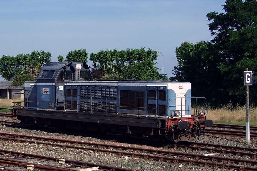 La BB 66097 VFLI manoeuvre pour s'atteler à la rouge le 19.06.2008.jpg